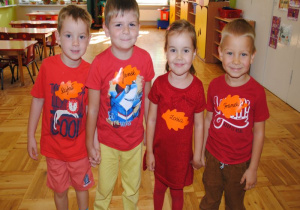 dzieci mają czerwone ubrania z naklejonym pomarańczowym liściem z imieniem dziecka l